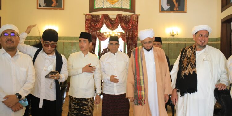 Gibran Hadir di Haul Habib Solo, Jemaah Antusias Menyapa sambil Berfoto