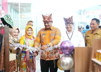 Pj Gubernur Safrizal Resmikan Gerai UMKM di Bandara Depati Amir Pangkalpinang