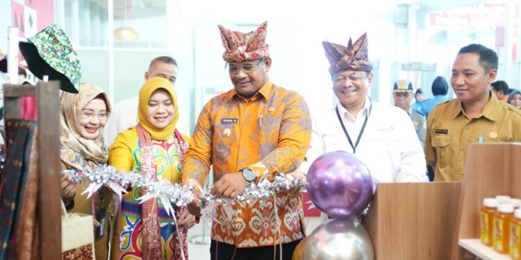 Pj Gubernur Safrizal Resmikan Gerai UMKM di Bandara Depati Amir Pangkalpinang