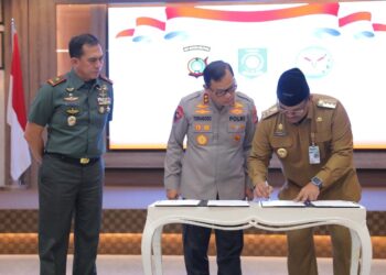 Serahkan Bantuan Dana Hibah, Pj Gubernur Safrizal Harapkan Pilkada Serentak Berjalan Baik