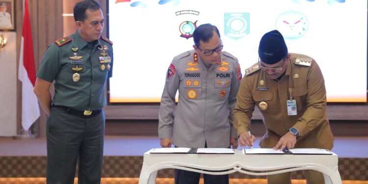 Serahkan Bantuan Dana Hibah, Pj Gubernur Safrizal Harapkan Pilkada Serentak Berjalan Baik