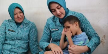 Pelukan Bunda Noni Hidayat Hadirkan Senyum bagi Anak-Anak yang Sakit.