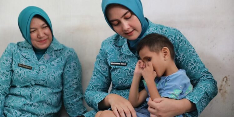 Pelukan Bunda Noni Hidayat Hadirkan Senyum bagi Anak-Anak yang Sakit.