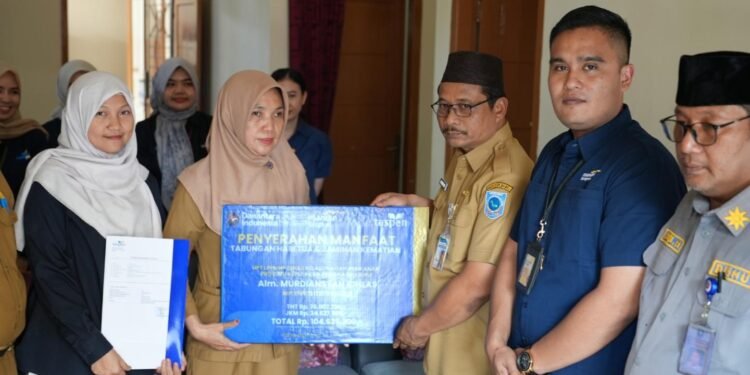 Wakili Gubernur Hidayat, Pj Sekda Babel Serahkan Santunan kepada Keluarga Alm. Murdiansyah